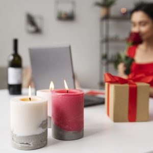 adulto-joven-disfrutando-de-una-cita-virtual