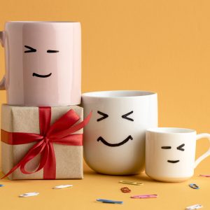 vista-frontal-del-concepto-del-dia-del-jefe-con-tazas