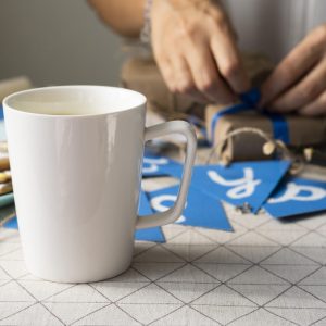 vista-frontal-taza-de-cafe-y-feliz-guirnalda-de-hanukkah